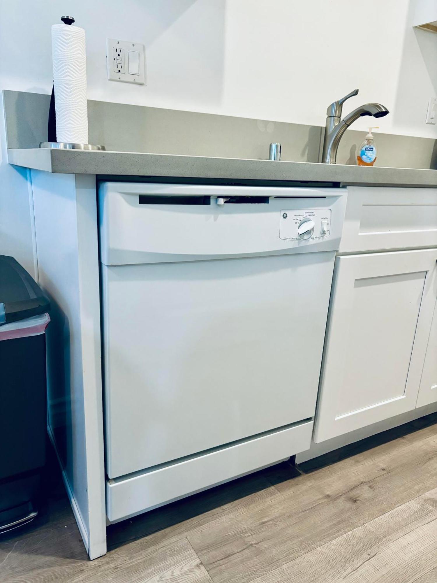 Modern, 1 Bed Condo, Downtown Century Appartamento